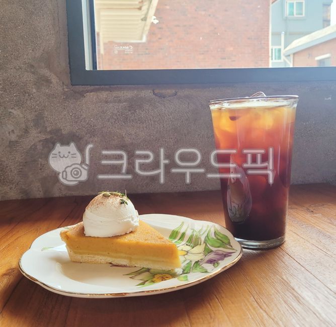 Ice americano,plating,cinnamon,Sweet pumpkin dish,plate,ice,glass plate,Sweet pumpkin food,cinnamon powder,whipping cream,tart,Sweet pumpkin tart,Sweet pumpkin dessert,glass,Sweet pumpkin cake,pumpkinseed,cream,pumpkin seeds,cake plating,cafe cuisine,Cinn