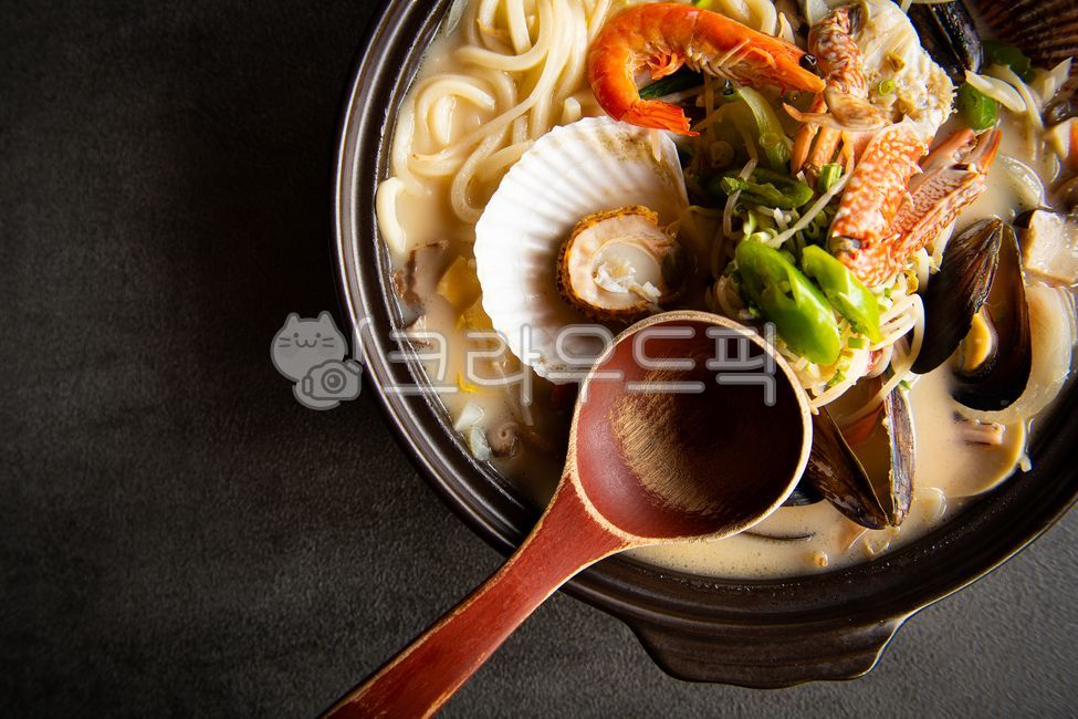 나가사끼짬뽕,나가사끼,우동,국수,해물칼국수,칼국수,해물,야채,조리법,일식,한식,메뉴,메뉴판,차림표,배경,담백한,스튜디오,연출,연출컷,플레이팅,재료,레시피,홍보용,배너,맛집,술안주,다크,어두운,크롭,탑뷰,bowl,그릇,식사,dish,음식,숟가락,spoon,음식,식재료,요리,food,cook,meal,dishes,food reserves