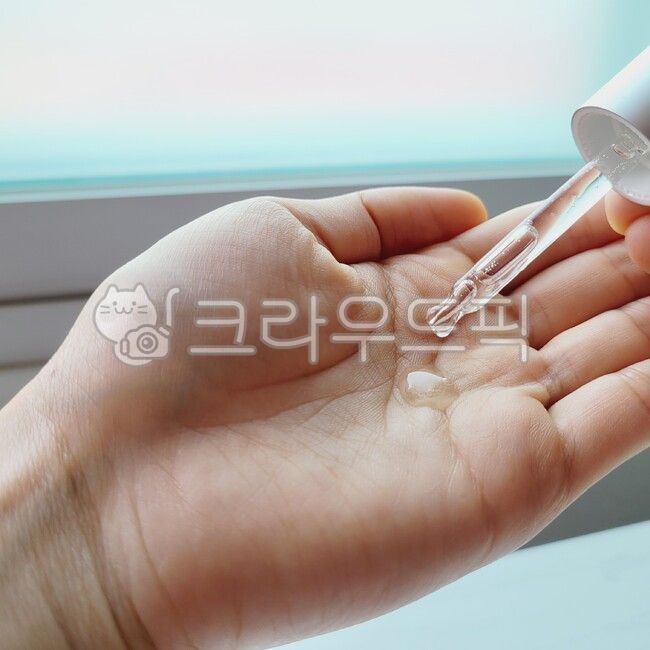 앰플,앰플사용,화장하는,피부관리,화장품,여자손,손바닥,person,사람,human,인간,왼손,스포이드