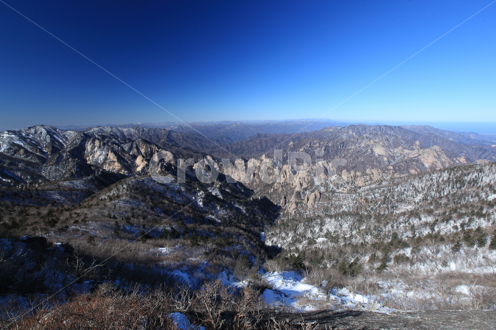 겨울산,설악산,등산,하얀눈,파란하늘,대청봉,중청대피소,겨울,계절,winter,season,자연,풍경,nature,landscape,outdoors,옥외,mountain,산