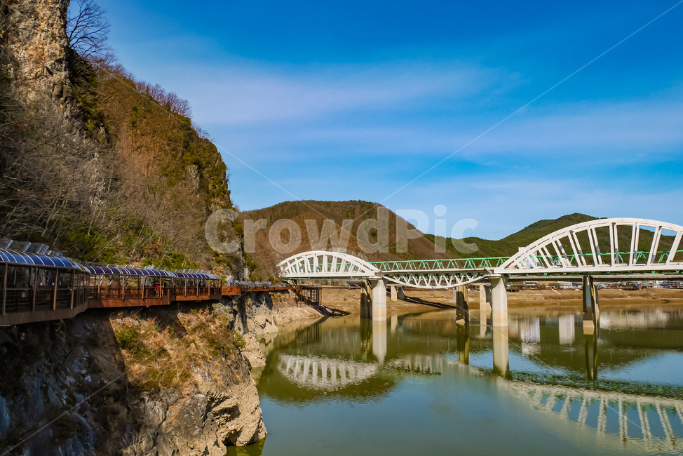 다리,푸른하늘,자연,배경,한국자연풍경,풍경,nature,나무,산,tree,mountain,sky,outdoors,bridge,옥외,낭떠러지,cliff,곶,river,강