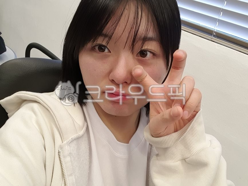 셀카,셀프카메라,selfie,여자,소녀,단발,이목구비,사람,인물,여성,tomboy,흑발,동양인,한국인,학생,고등학생,korean,girl,female,손가락,finger,bobhair