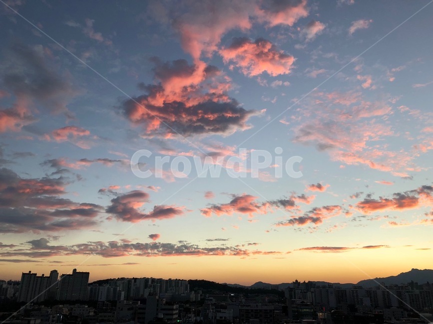 노을,하늘,도시,풍경,건물들,건물,베란다,구름,핑크