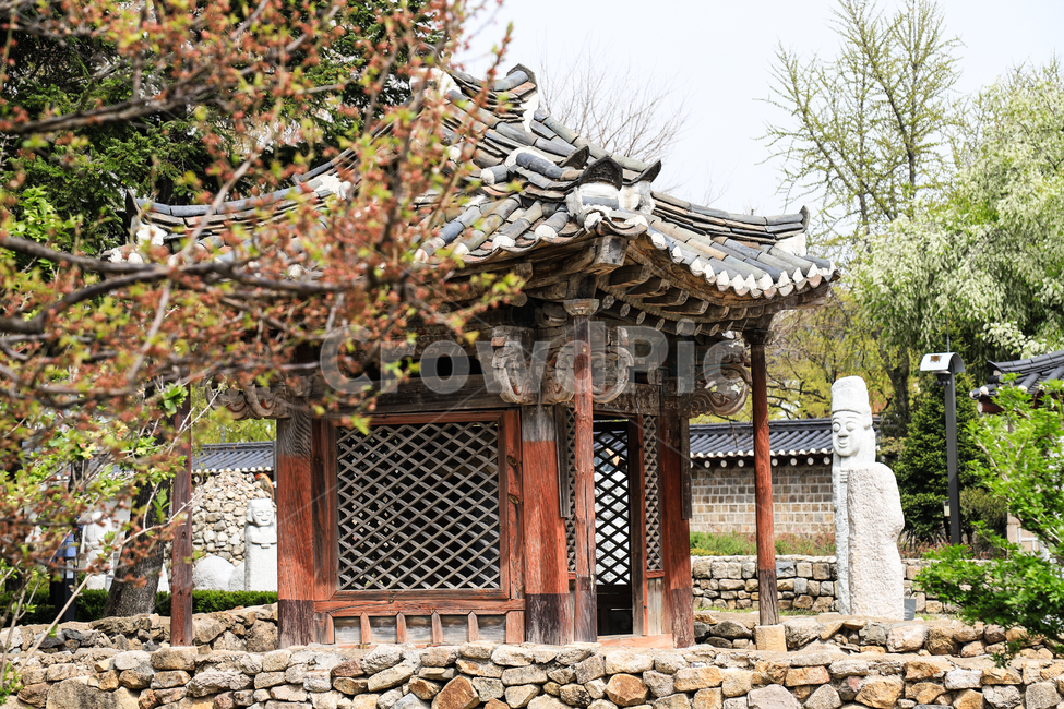 경복궁,문화재,서울,건축,궁전,문,단청,지붕,기와,돌담,돌기둥,고건축,종로구,한국,서까래,석가래,기둥,창살,주춧돌,추녀,목조건축물,창문,나무,한국전통,한국문화,korean traditional,korean culture,건축물,건물외관,exterior,building,structure,architecture,construction