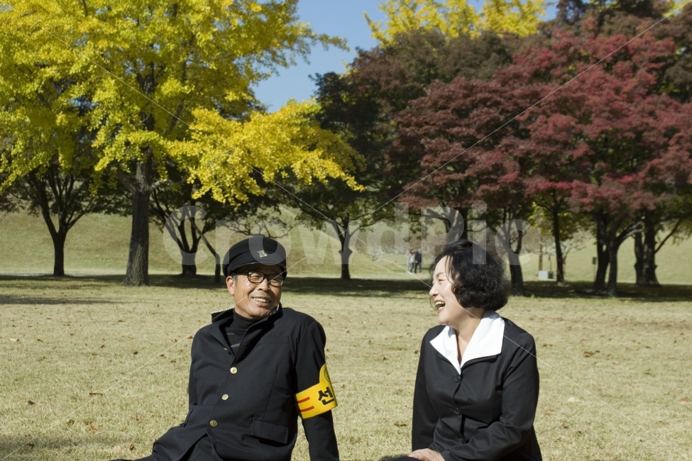 가족,부모님,가을,교복,추억,사람,인물,인간,human,person,얼굴표정,facial expression,face,연인,커플,사랑,lover,couple,가족,패밀리,family,감정표현,기분,feeling,emotion
