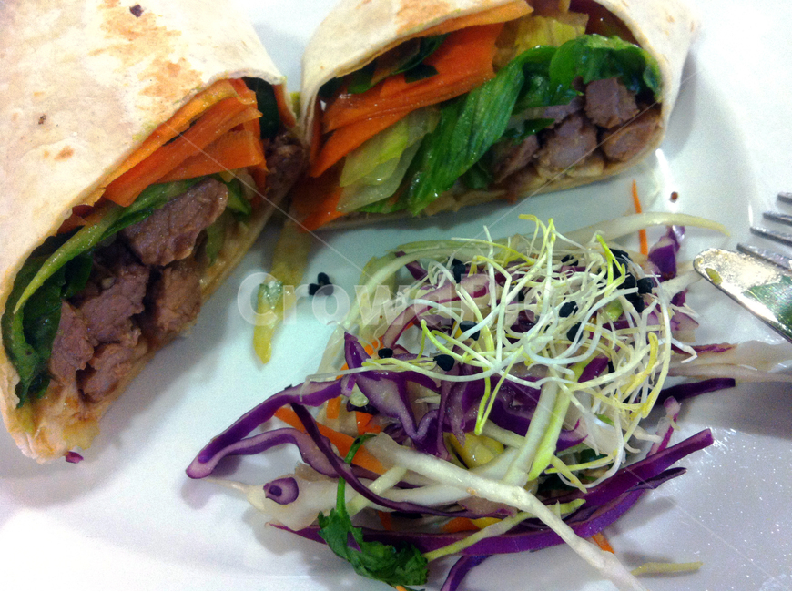 소고기,야채,샌드위치,접시,새싹,랩,meat,vegitable,dish,음식,식재료,요리,food,cook,meal,dishes,food reserves,빵,bread,양식,서양음식,서양요리,western food,western dishes,western meal,western cook