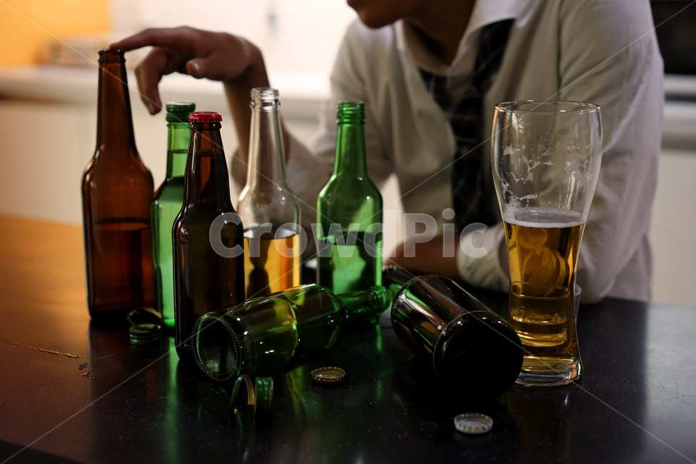 술병,술,알콜,남성,남자,음주,과음,소주,맥주,비어,사람,인물,인간,human,person,신체일부,몸,body,남성,남자,man,male,술,주류,alcohol