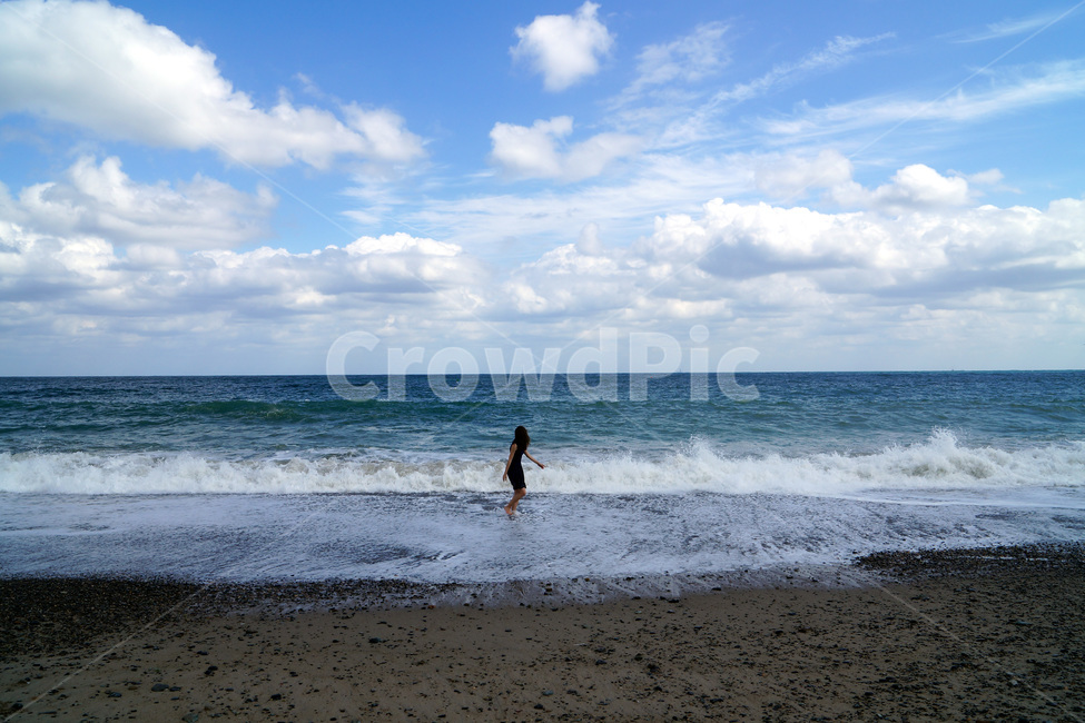 바다,파도,여자,하늘,구름,바닷가,여름,해수욕,모래사장,sea,waves,women,sky,clouds,summer,beaches,sandybeaches