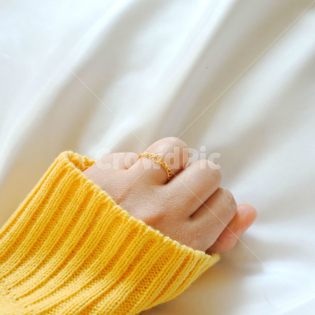 반지,노랑,색감,감성사진,악세사리,쥬얼리,hand,ring,yellow,사람,인물,인간,human,person,신체일부,몸,body,여성,여자,woman,female,lady
