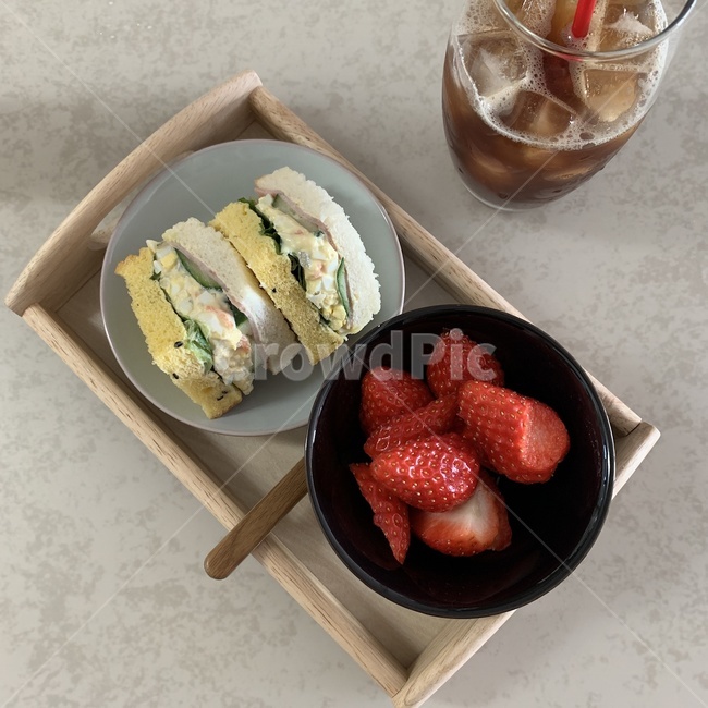 간식,샌드위치,딸기,브런치,커피,감성사진,아침식사,조식,브런치,breakfast,brunch,커피,카페,coffee,cafe