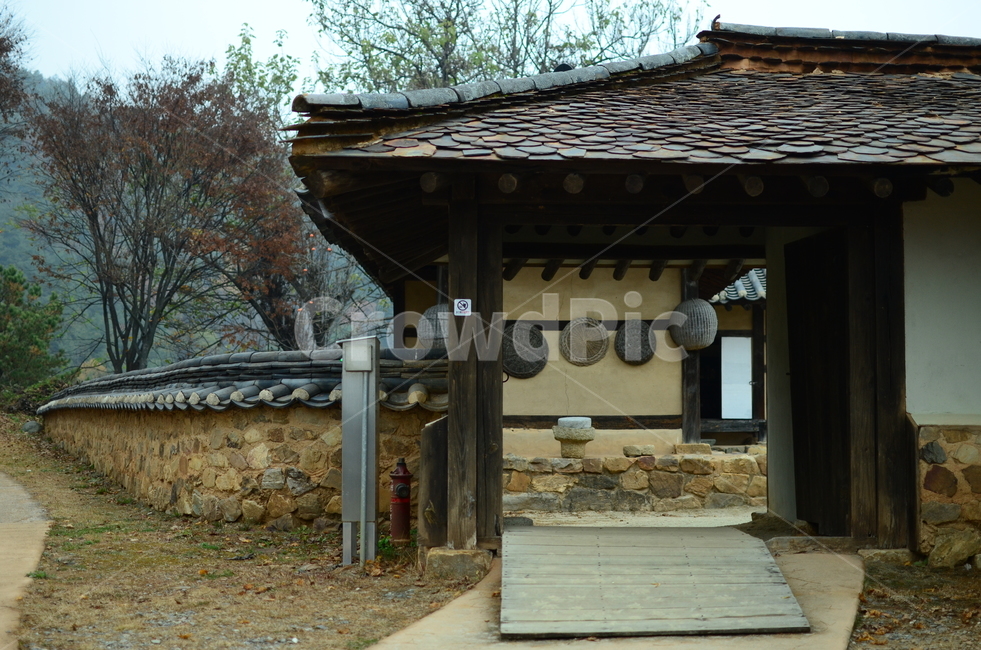 담장,돌기와집,소쿠리,채반,고향집,한국정서,한국문화,한국전통,전통문화,한국전통,한국문화,korean traditional,korean culture,건축물,건물외관,exterior,building,structure,architecture,construction