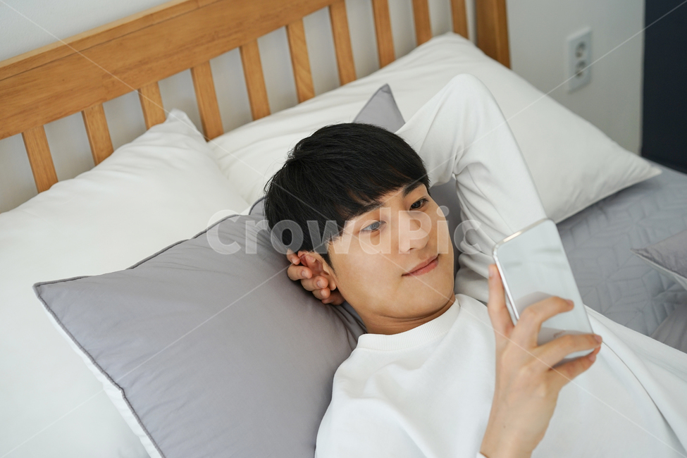 침대,침실,방,실내,집,하우스,남자,남성,이불,bed,휴식,휴일,핸드폰,모바일,휴대폰,즐거운,행복한,미소,사람,인물,인간,human,person,남성,남자,man,male