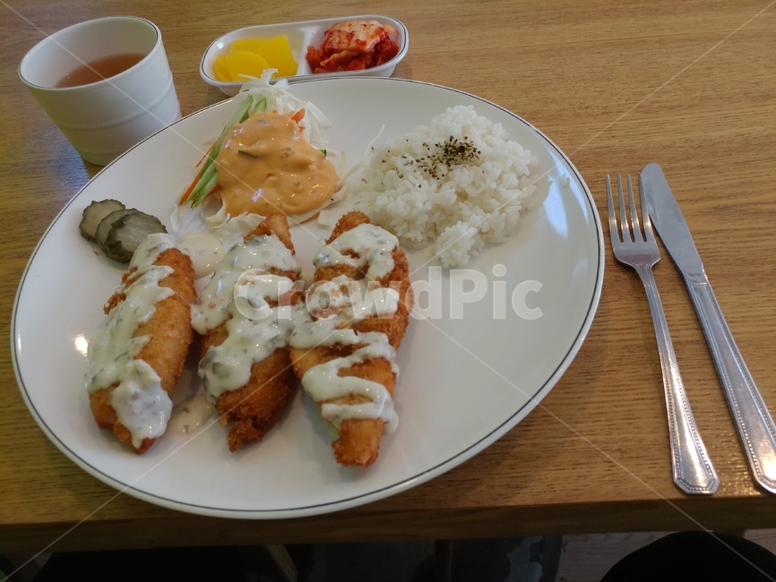 튀김,생선까스,밥,샐러드,소스,양념,식사,그릇,음식,식재료,요리,food,cook,meal,dishes,food reserves,육류,고기,meat