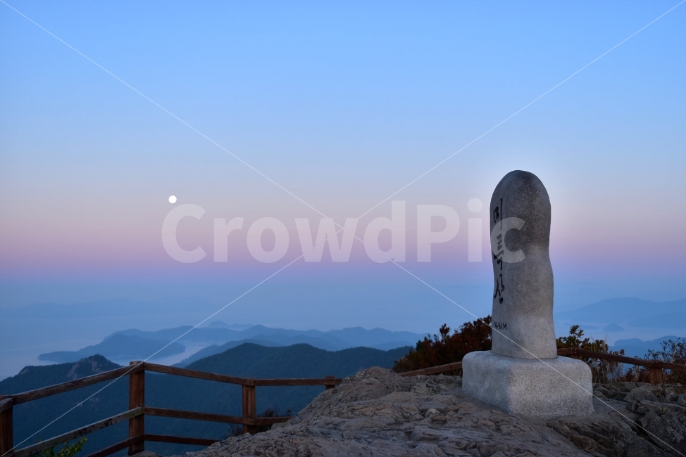 미륵산,바다,야경,통영,일출,가을,풍경,탐방,미래사,한려해상국립공원,자연,파란하늘,그림같은,칼라풀,뷰티플,아름다운,힐링,감성,정취,산세,명산,전망,조망,100대명산,nature,산,등산,트레킹,풍경사진,비경,경치,청명,가을날씨,경관,암봉우리,mountain,케이블카,섬,미륵도,바다백리길,달아길,여명,나폴리,달,자연,풍경,nature,landscape,한국자연풍경,한국자연경관,korea nature landscape