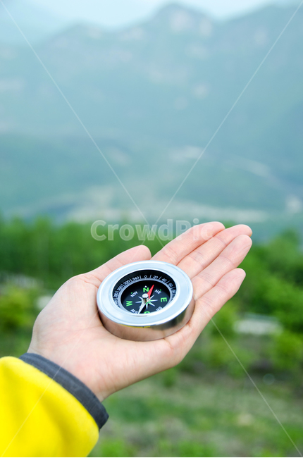 나침반,손,자연,모험,여행,화살표,배경,방향,발견,장비,탐험,여성,지리,잔디,녹색,가이드,하이킹,산,탐색,북쪽,야외,경로,사람,남쪽,봄,여름,여자,백그라운드,컨셉,안내,아웃도어,연출,컨셉,콘셉,direction,concept