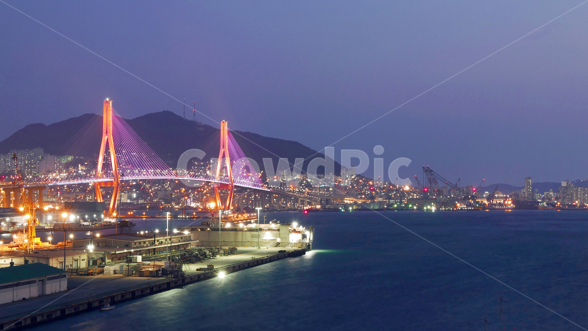 부산항대교,북항대교,사장교,야경,바다야경,부산야경,야간,노을,저녘,해안,바닷가,바다,밤바다,항만,관문,도로,대교,교량,교각,가로등,케이블,탑,시설물,구조물,부두,항구,수송,밤하늘,예쁜,황홀한,아름다운,매력적인,매혹적인,칼라,그라데이션,조명,빛,랜드마크,영도,섬,부산항,부산,매직아워