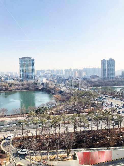 seoul,city,downtown,daytime,sunshine,road,traffic,lake,architecture,vehicle,urban,building,landscape,서울,도시,석촌호수,풍경,도로,교통,햇빛,도시,풍경,city,landscape,한국도시풍경,한국도시경관,korea cityscape,outdoors,옥외,경치,nature,자연,건물,시티,town,어반,metropolis,중심지,scenery