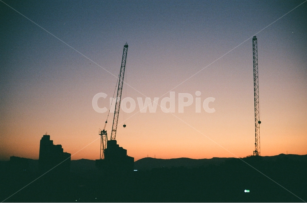 무지개색하늘,필름카메라,필름사진,공사,역광,도시,풍경,city,landscape,실루엣,그림자,silhouette,shadow,산업,industry,industrial,건설업,건축업,construction industry,construction crane,건설 크레인