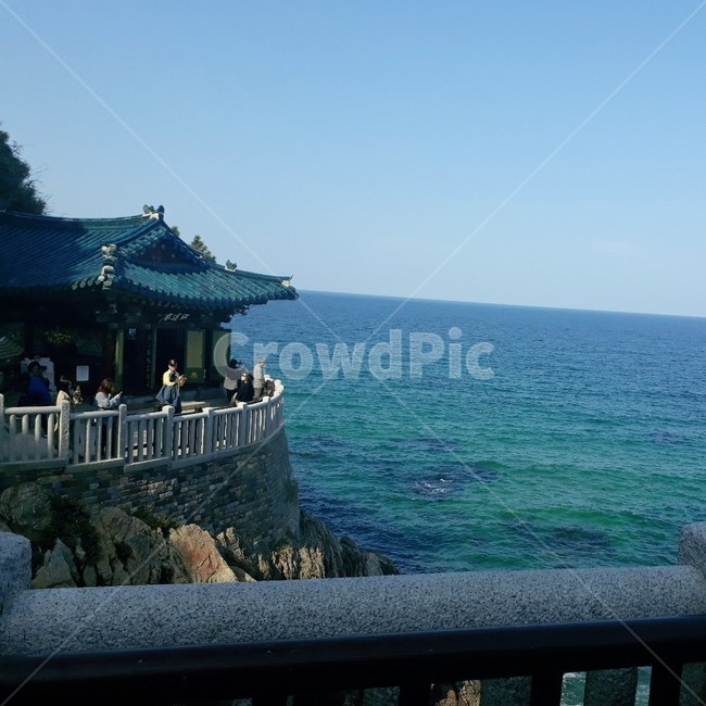 낙산사,절,난간,railing,사람,person,human,인간,바다,한국전통,사찰,기와,자연,하늘,푸른빛,파란색,불교,군중,종교,신앙