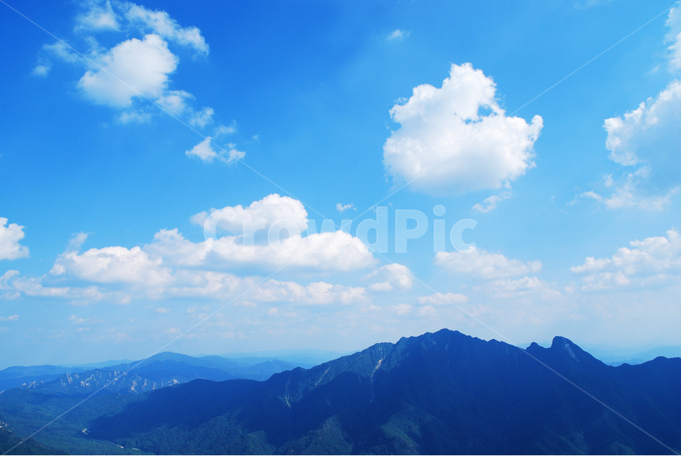 구름,산,능선,하늘,맑음,파랑색,블루,sky,cloud,clean,환경,바탕,배경,백그라운드,푸른,화창한,background,청명,blue,산아래,풍경,landscape,등산,mountain,healing,힐링,뭉게구름,맑은날,높은산,산위에서,봉우리,남설악,자연,풍경,nature,landscape,한국자연풍경,한국자연경관,korea nature landscape,outdoors,옥외,azure sky,푸른 하늘,weather,날씨