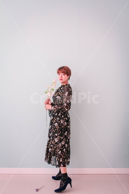 여자,사람,숏컷,감성,꽃,원피스,레이스,사람,인물,인간,human,person,여성,여자,woman,female,lady,패션스타일,의상,fashion,style,연출,컨셉,콘셉,direction,concept