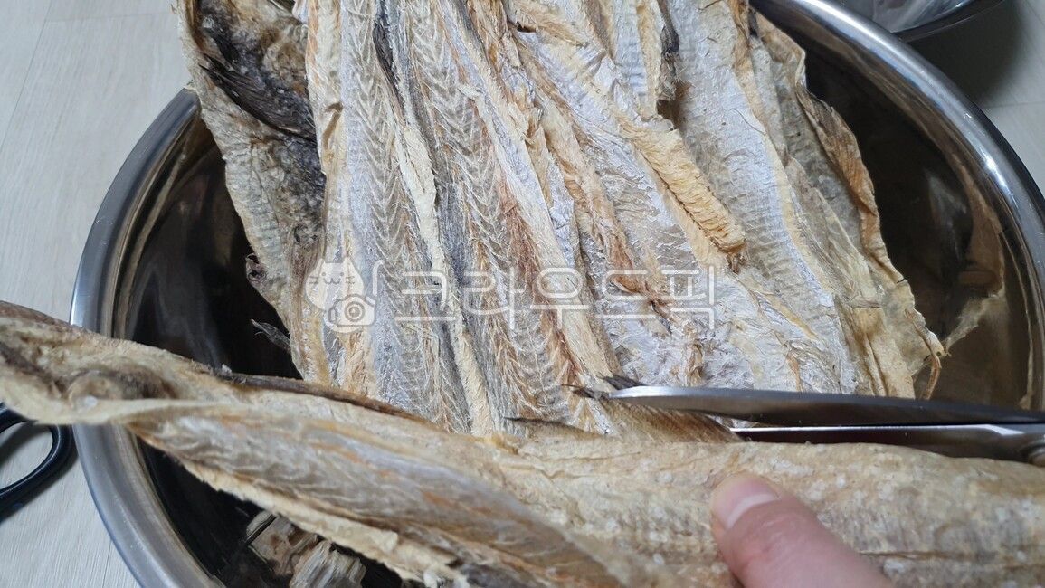 scissors,Hwangtaepo,cook,fish,Dried pollack shell,cooking,bowl,Dried pollack,food,dried fish