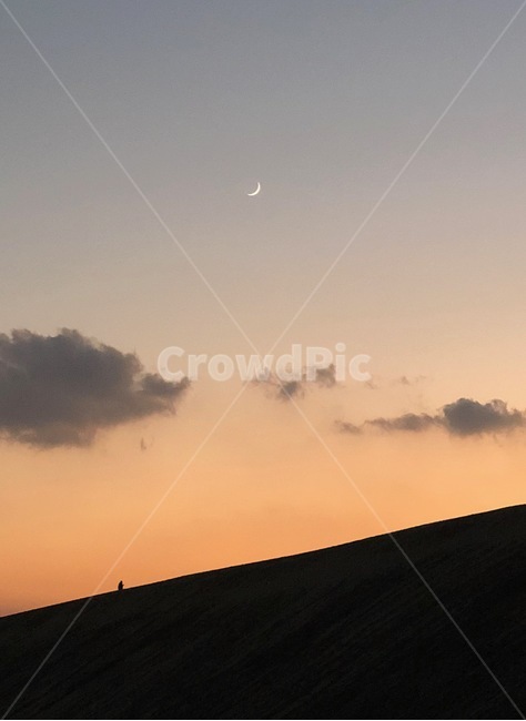 달,일몰,moon,sunset,desert,오르막길,사막,초승달,구름,자연,풍경,nature,soil,흙,outdoors,옥외,sand,모래