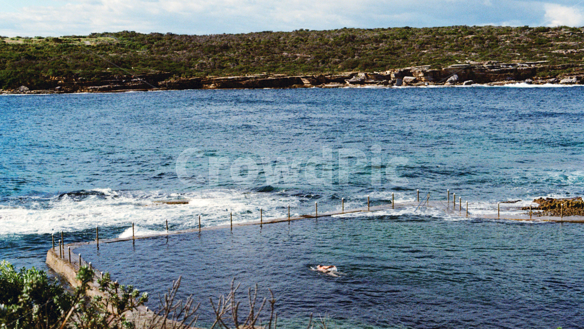 outdoors,옥외,nature,자연,water,물,shoreline,해안선,ocean,sea,바다,해변,비치,beach,휴양,휴양지,빈티지,감성,휴식,바캉스,물놀이,사람,person,인간,human,여름,summer,수영,운동,락풀,rockpool,풍경,자연,풍경,nature,landscape