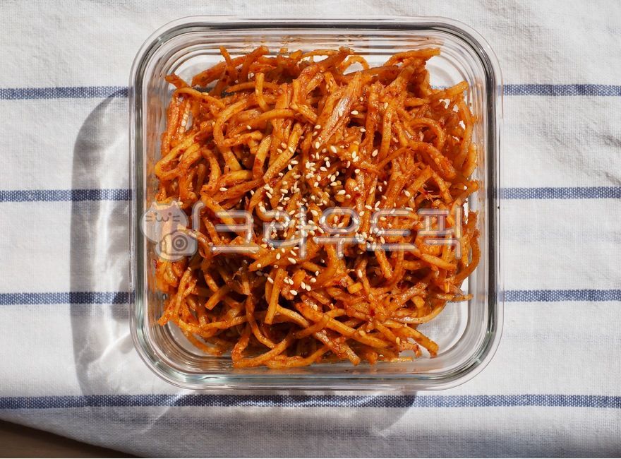 음식,오징어채볶음,말린오징어채,오징어,반찬,한국음식,아시아음식,매운음식,빨강,유리용기,유리,깨소금,food,stirfriedsquid,driedsquid,squid,sidedish,koreanfood,asianfood,spicyfood,red,glasscontainer,glass,sesamesalt