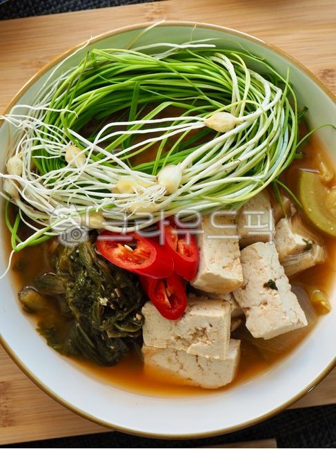 한식,달래,달래된장국,된장국,된장찌개,반찬,배경,음식,요리,한국음식,아시아음식,전통음식,두부,한국문화,웰빙,웰빙음식,misosoup,soybeanpastestew,sidedish,background,food,cooking,koreanfood,asianfood,traditionalfood,tofu,koreanculture,wellbeing,wellnessfood,한국전통음식,식사,채소,야채,meal,vegetable,koreantraditionalfood,음식,식재료,요리,food,cook,meal,dishes,food reserves