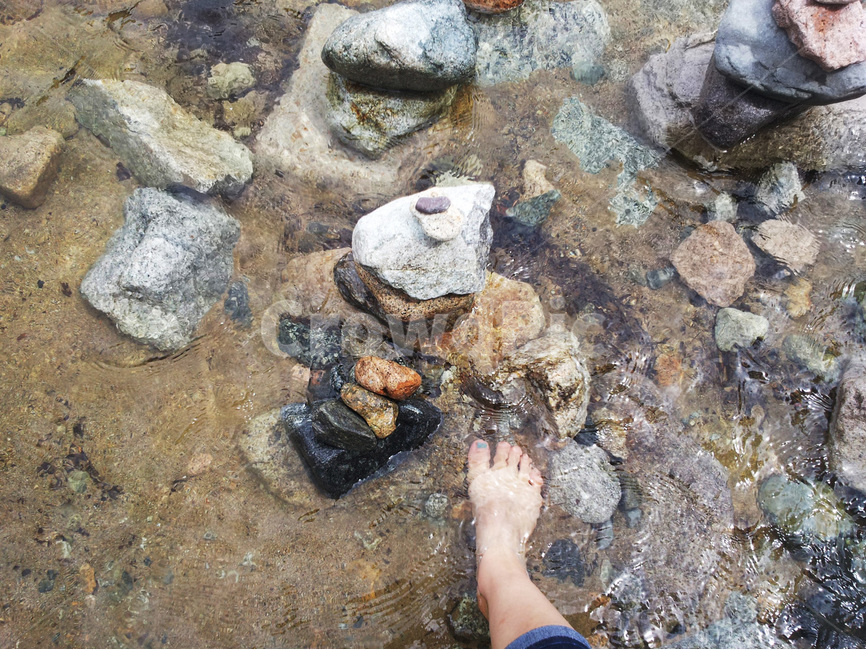 여름,돌탑,소원,물,발,시원한,강가,돌맹이,summer,wish,rubble,astonetower,feet,river,cool,obtainstone
