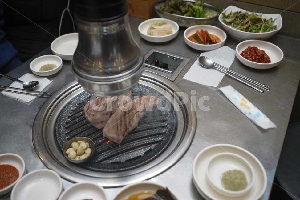 고기,돼지,한식,구이,먹방,삼겹살,목살,음식,안주,육식,육류,불판,식사,술자리,음식,식재료,요리,food,cook,meal,dishes,food reserves,육류,고기,meat