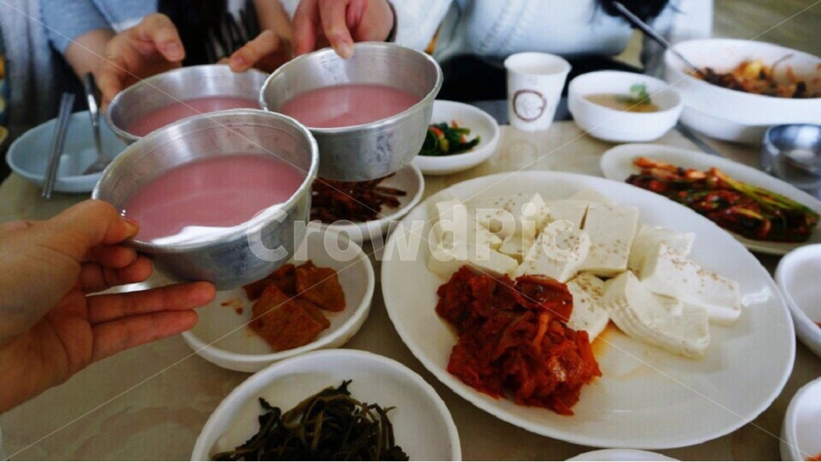 막걸리,두부,김치,한식,술,음식,친구,makgeolli,ricewine,drink,tofu,kimchi,koreanfoods,koreantraditionalfoods,alcohol,술자리,friends,food,table,음식,식재료,요리,food,cook,meal,dishes,food reserves,한식,한국음식,한국요리,korean food,korean dishes,korean meal,korean cook,술,주류,alcohol