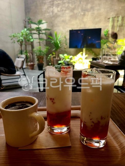 cafe,brunch,Americano,Strawberry Latte,cup