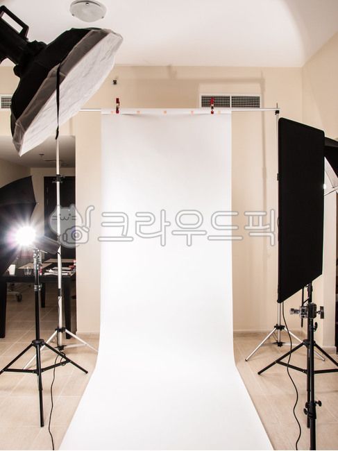studio,beauty dish,softbox,background paper,picture,tripod,lighting stand,filming,strobe,light,reflector,portrait photography,camera,flash