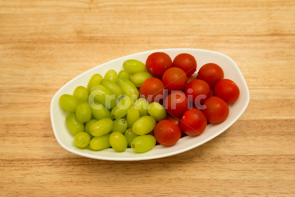 청포도,방울토마토,과일,토마토,포도,녹색,붉은색,빨간색,연두색,음식,상큼한,신선한,간식,다이어트,영양,건강,후식,디저트,접시,목재,테이블,건강,헬스웨어,헬스케어,healthware,health care,음식,식재료,요리,food,cook,meal,dishes,food reserves,채소,야채,vegetables