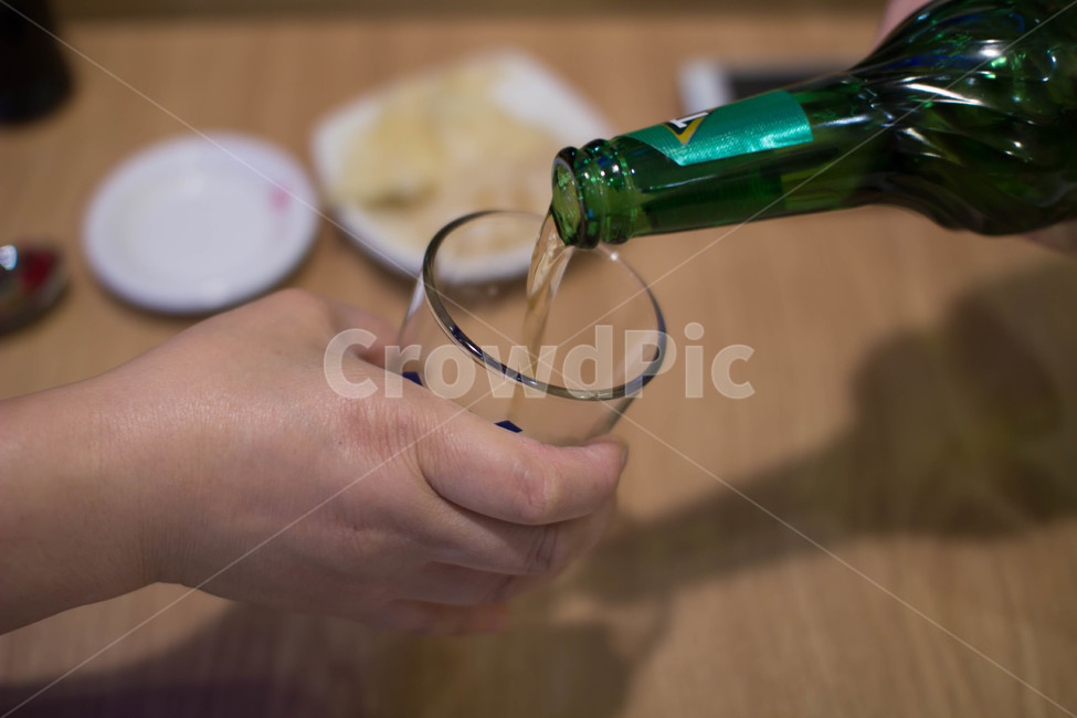 음식,식품,food,맥주,우정,person,사람,human,손,컵,병,맥주병,음료수,drink,beverage,술,주류,alcohol