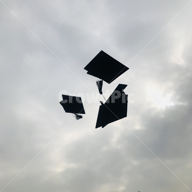 졸업,학사모,하늘,대학교,흐림,교육,학교,공부,education,learning,study,school