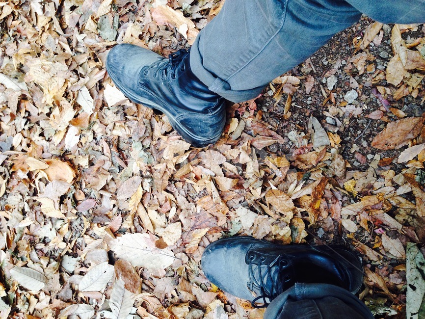 가을,낙엽,고독,쉼,고단함,가을,계절,fall,autumn,season,사람,인물,인간,human,person,신체일부,몸,body,pants,바지