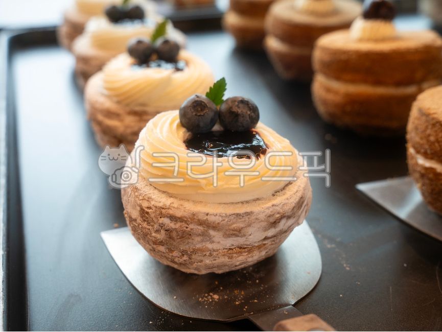 bread,bakery,Croissant,cream,confectionery,dessert cafe,food,baking,pastry,dessert,croissant