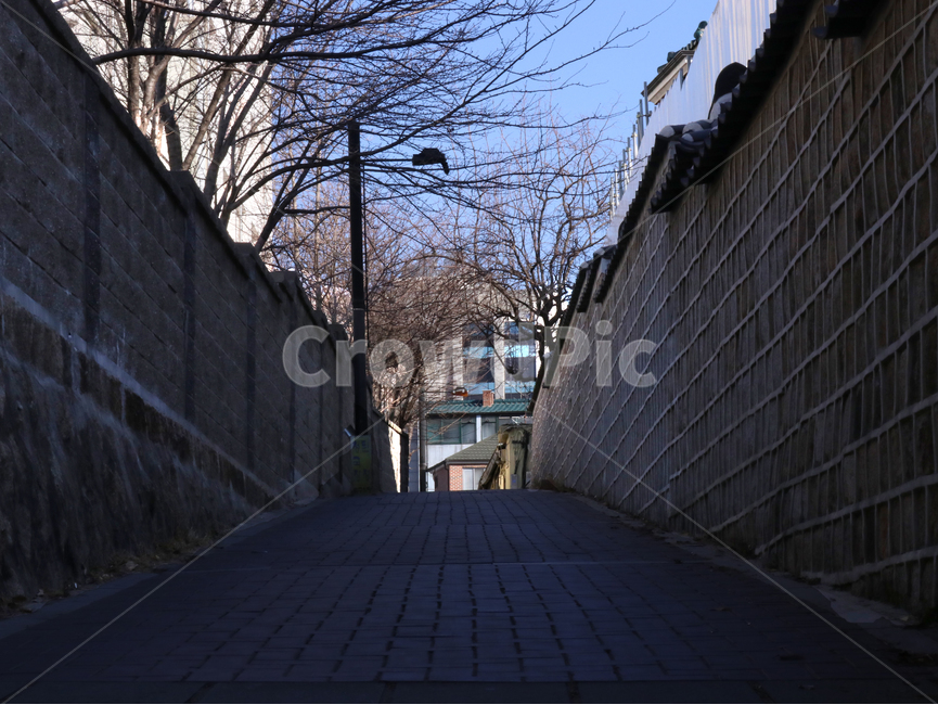 돌담,파란하늘,겨울,기와,돌담길,골목길,alley,walkway,보도,path,통로,pavement,포장,sidewalk,flagstone,판석