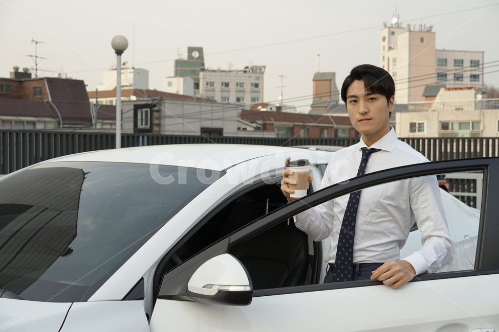 운전,차,차량,자동차,남자,남성,사람,직장인,출근,커피,카페인,피곤,운전자,주차장,여유,정장,사람,인물,인간,human,person,남성,남자,man,male,교통,교통수단,traffic,transportation,비즈니스,사업,business,service,work