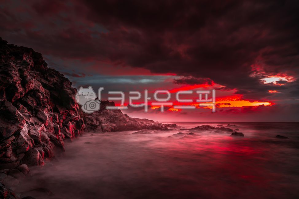 제주도,장엄한,일출,환상적인,바다일출,바다,구름,아름다운,빛내림,경이로운,멋있는,하늘,이쁜하늘,새벽하늘,아침하늘,멋진바다,태양빛,햇빛,햇살,파도,sky,view,landscape,붉은하늘,폭풍,불바다,날씨,기상,먹구름,nature,자연,불타는