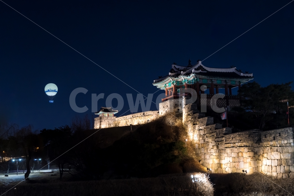 수원,야경,수원화성,방화수류정,열기구,동양,성벽,성곽,야경,밤,풍경,nightscape,night,landscape,랜드마크,landmark,tourist attraction,한국전통,한국문화,korean traditional,korean culture,architecture,건축물,building,건물