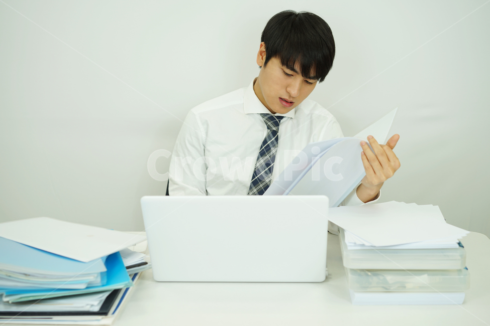 직장인,회사원,업무,비즈니스,회사,사무실,사업가,남성,남자,서류,노트북,영업사원,정장,사람,인물,인간,human,person,남성,남자,man,male,산업,industry,industrial,비즈니스,사업,business,service,work