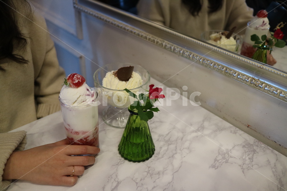 카페,손,예쁜손,여자,여자손,인테리어,분위기,creme,cream,크림,food,음식,icecream,아이스크림,dessert,디저트