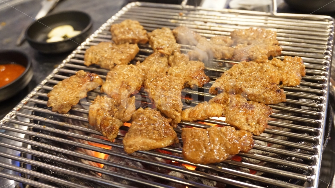 숯불갈비,양념돼지갈비,돼지갈비,숯불구이,숯불양념돼지갈비,고기한판,음식,식재료,요리,food,cook,meal,dishes,food reserves,육류,고기,meat