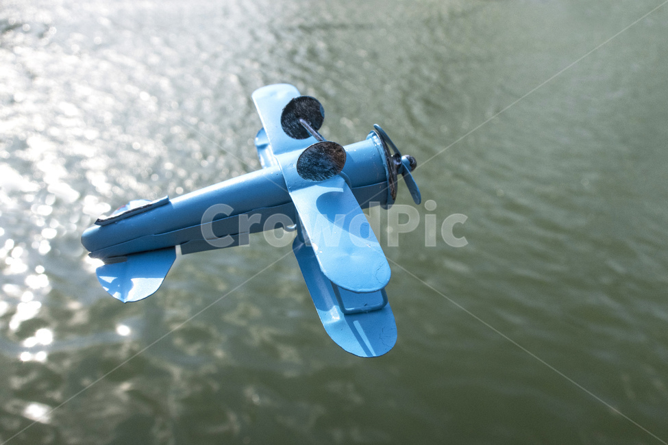 항공,비행기,항공기,모형,장난감,백그라운드,파란색,파란색비행기,화물,근접촬영,비행,날다,휴일,국제,제트기,여행,하늘,스카이,스카이라인,작고,밝은,햇빛,관광,교통,휴가,항해,구름,aircraft,airline,글라이더,모형비행기,동력기,날개,프로펠러,플라잉,cloud,airplane,toy,토이,실험,호수,초록,물가,사물,물건,오브젝트,thing,object,matter