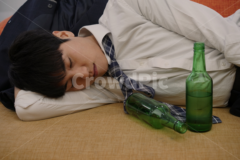 남성,남자,소주병,소주,술,음주,과음,숙취,취객,술병,알콜,사람,인물,인간,human,person,남성,남자,man,male,술,주류,alcohol