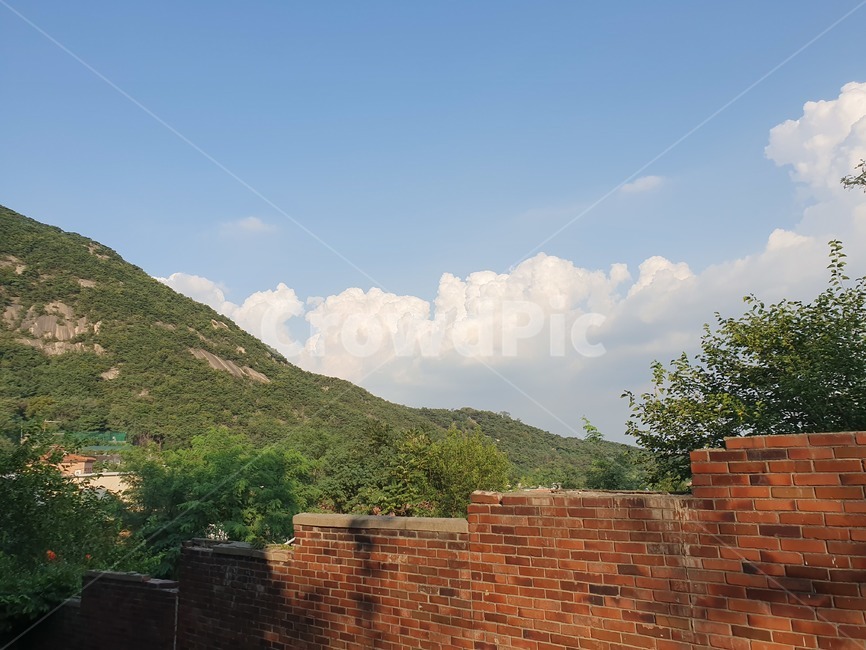 하늘,벽돌,담,산,풍경,옥외,brick,outdoors,가을,여름,푸름,구름,감성,식물,야외,길,걷기